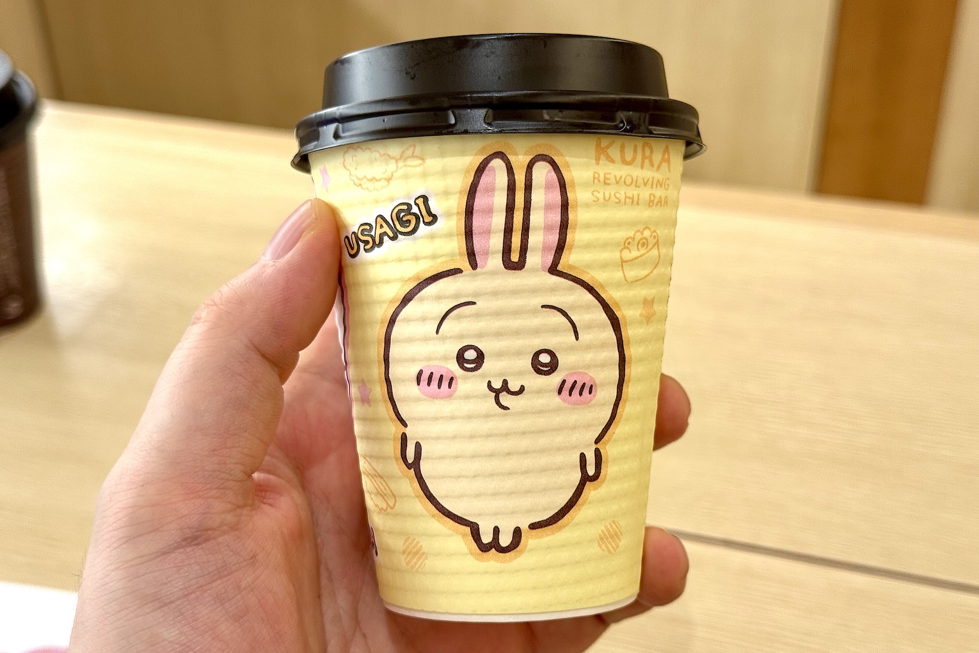 カップにはちいかわ、ハチワレ、うさぎがデザインされている