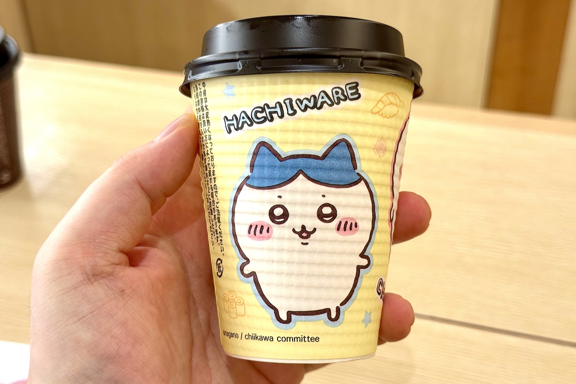 カップにはちいかわ、ハチワレ、うさぎがデザインされている