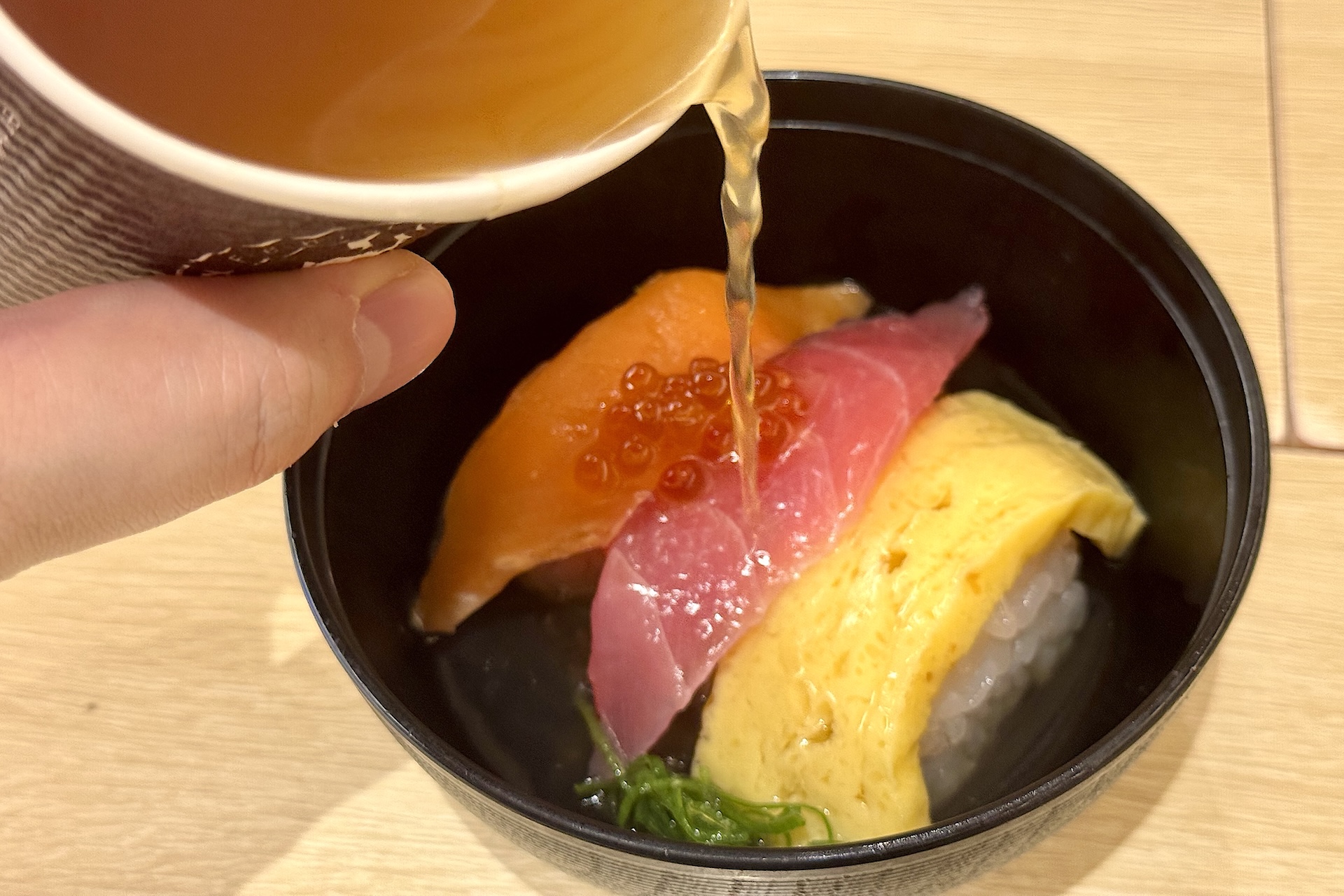 「くら出汁」を注いでお茶漬けにして楽しめる。もちろん、お寿司をそのまま食べたり、「くら出汁」だけ楽しむことも可能だ