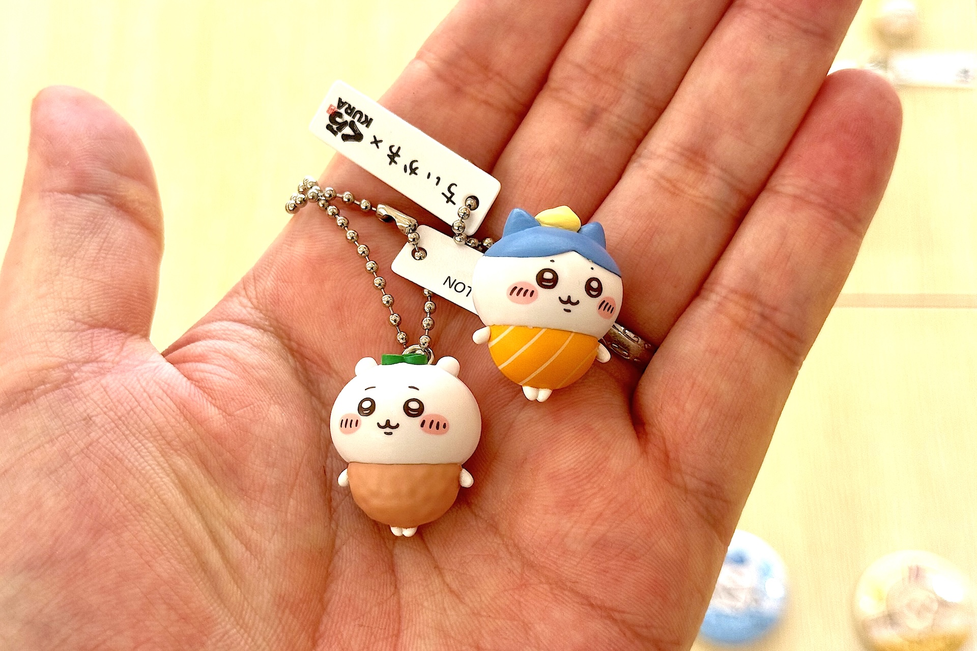 それぞれボールチェーン、ロゴプレートが付いている