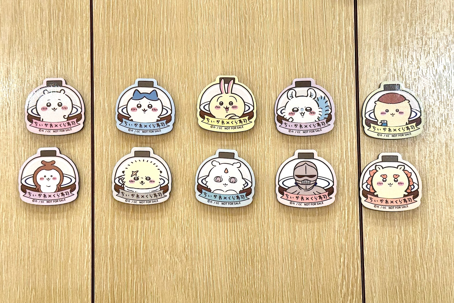 「マグネットシート2枚セット」全5種。それぞれ縦に配置してあるのがペアとなっていて2つずつ貰える