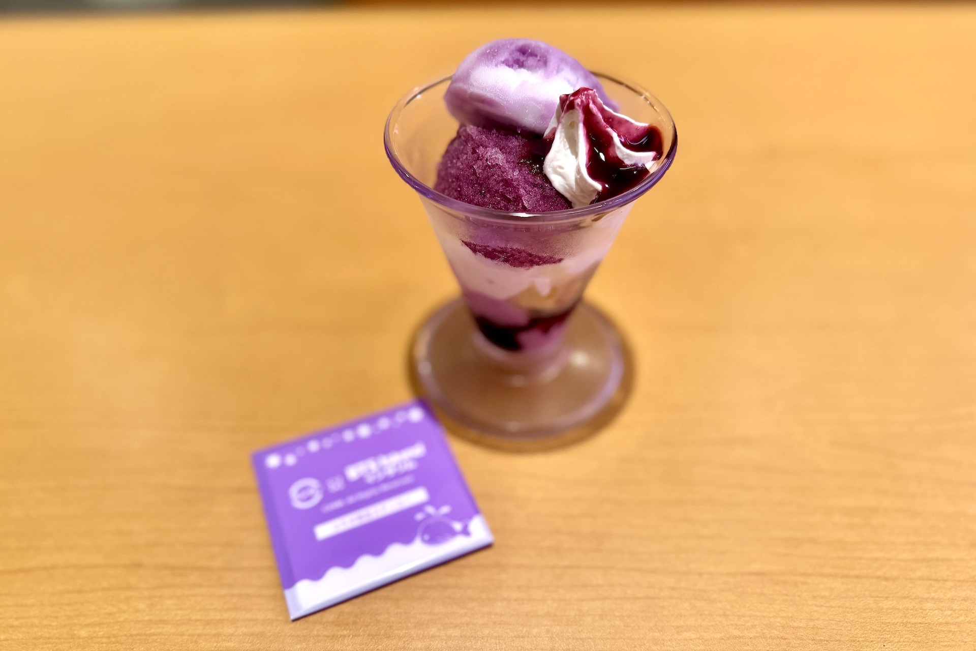 「爽やかぶどうパフェ BTS Island:インザソムコラボ限定ステッカー付き」 価格：360円〜