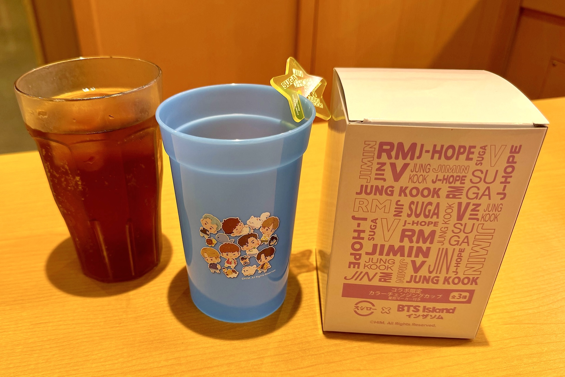 「BTS Island:インザソムコラボ限定クリアボトル付きソフトドリンク」 価格：1,100円〜