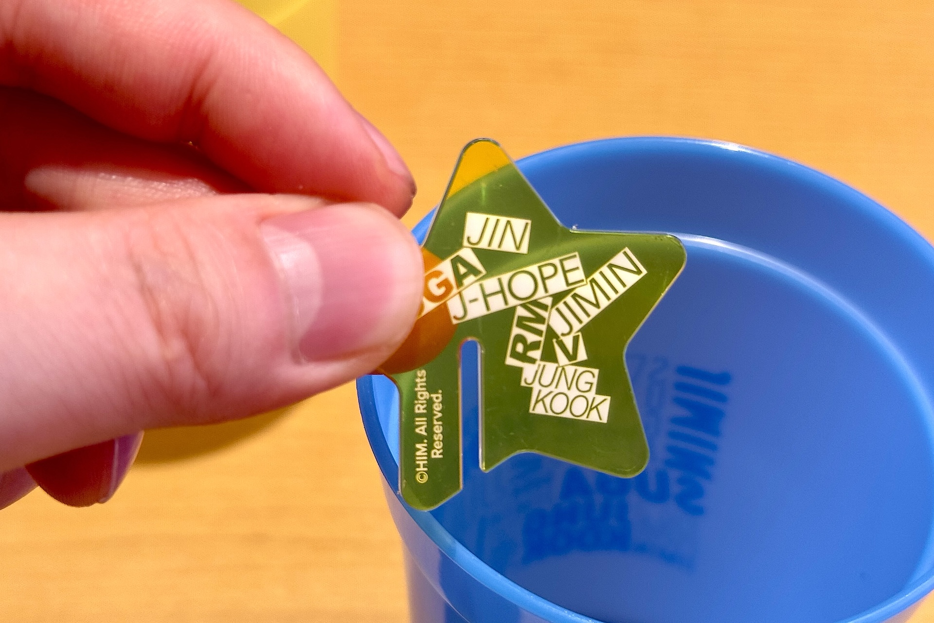 カップの縁に取り付けできるアクリル製のチャームが付いている