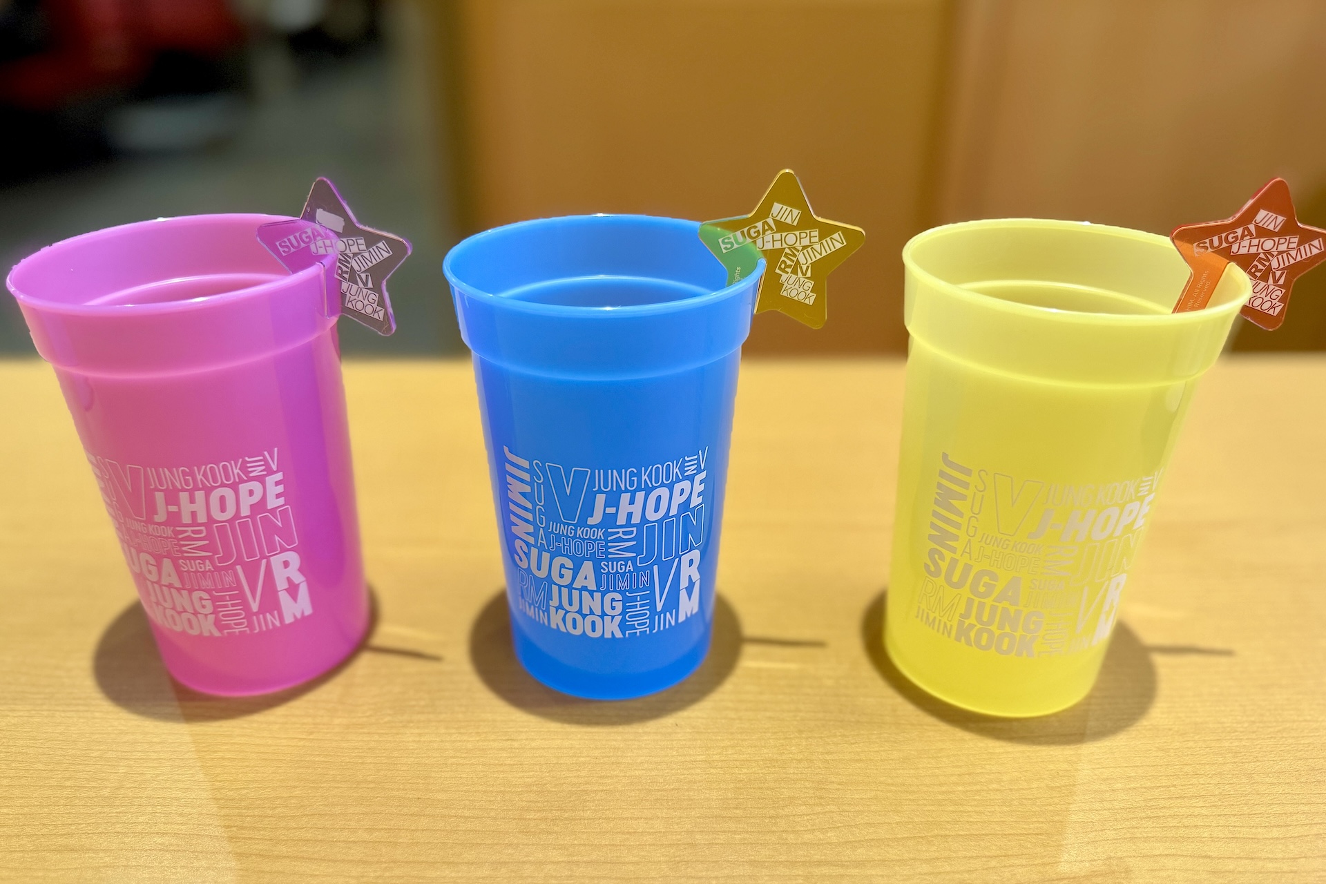 キャラクターのイラストやロゴ、メンバーの名前などがそれぞれデザインされている