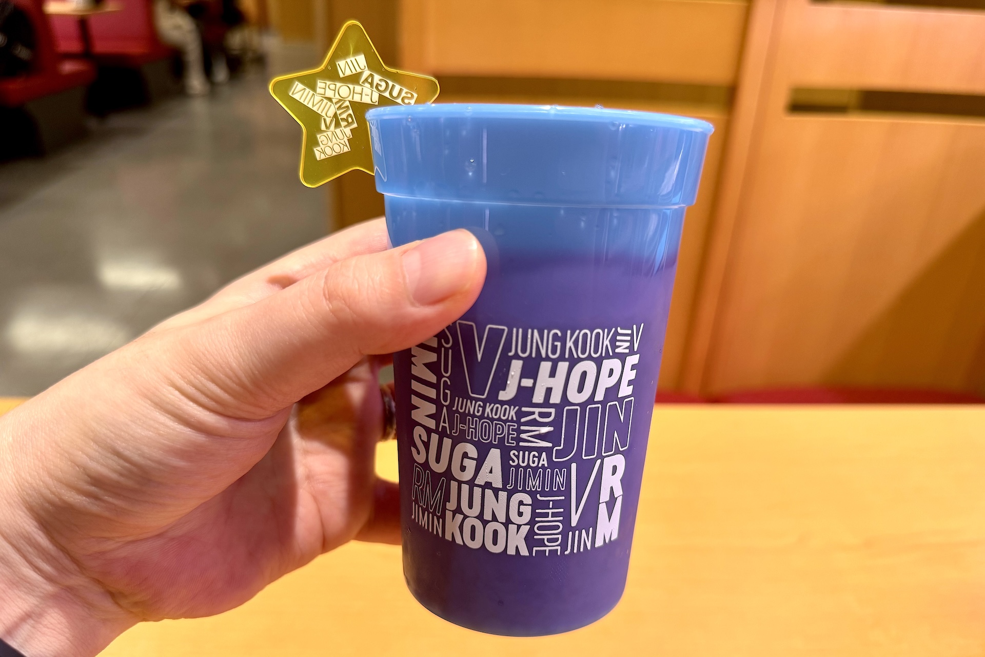 氷を入れてキンキンに冷えたコーラを注いだところ。カップは温度によって色が変わるユニーク仕様となっている