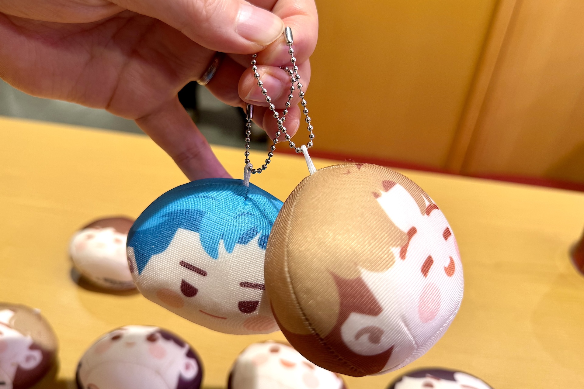 ボールチェーン付きなのでカバンなどにぶら下げて一緒にお出かけも楽しめる。複数個付けるとかなり目立ちそうだ