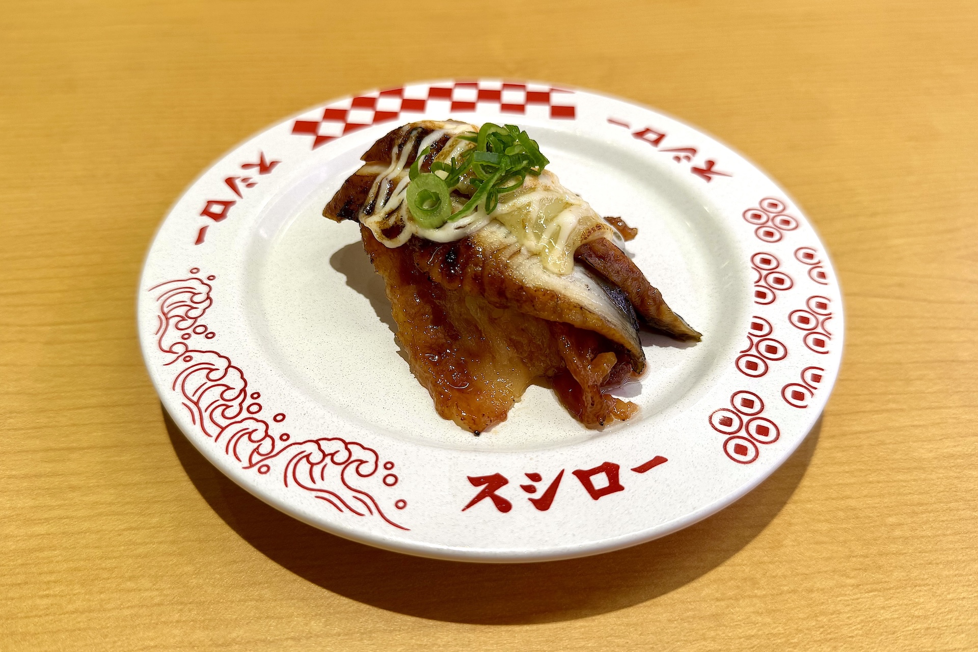 「炭焼牛カルビとうなぎのチーズマヨ炙り」 価格：260円〜 販売期間：6月25日〜7月13日 販売予定総数32万食が完売次第終了