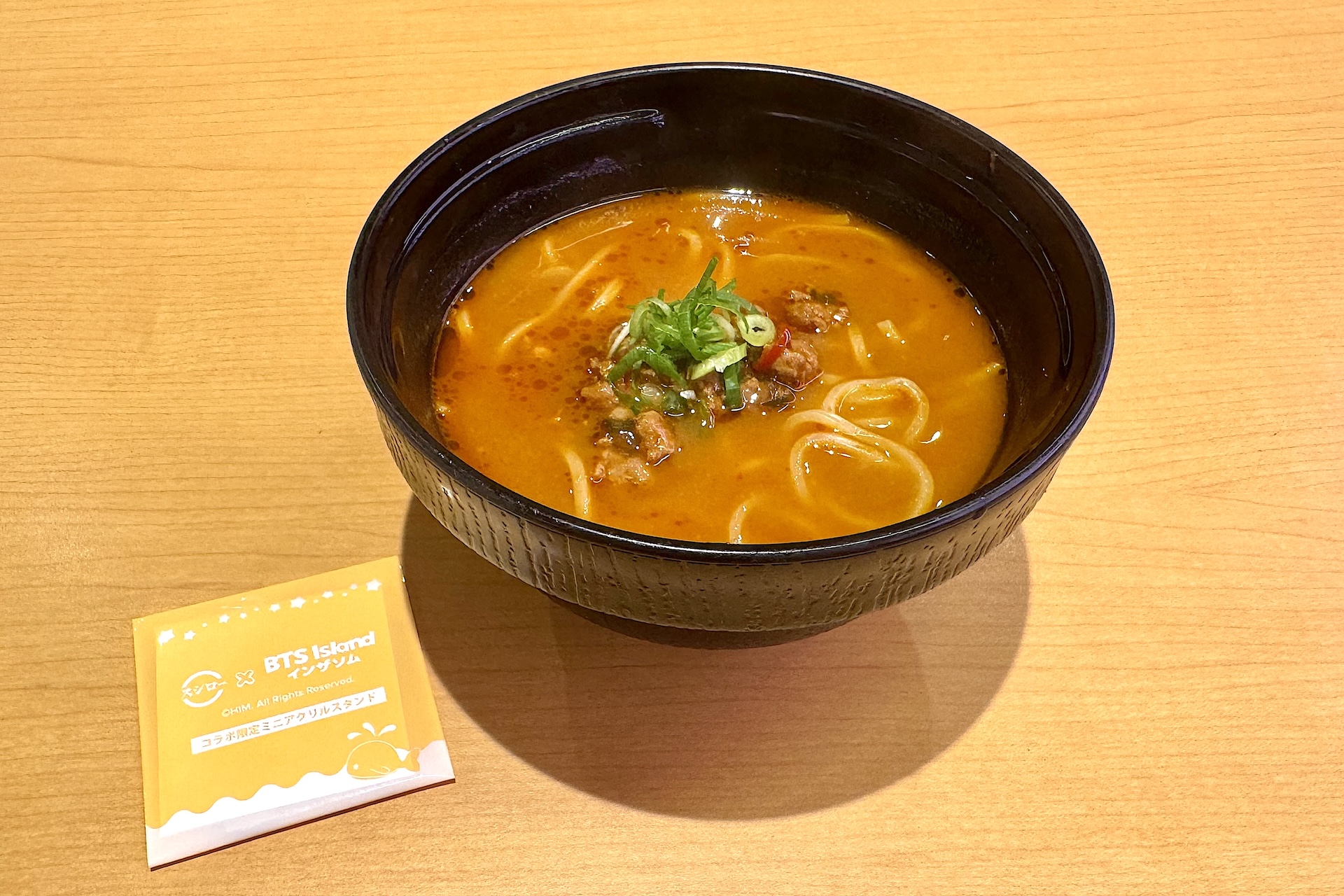 「挑戦！ 旨辛ミンチラーメン BTS Island:インザソムコラボ限定ミニアクスタ付き」 価格：500円〜