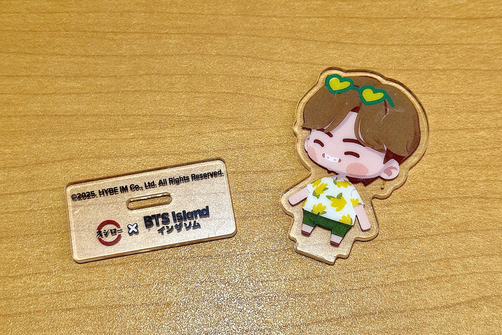 開けてみるとアクスタ本体と台座が入っていた