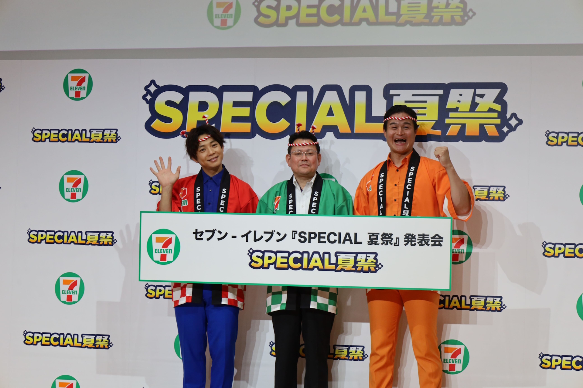 発表会で登壇したセブン-イレブン・ジャパンの執行役員 マーケティング本部長・岡嶋 則幸氏（中央）とお笑いコンビ・ティモンディのお2人（左右）