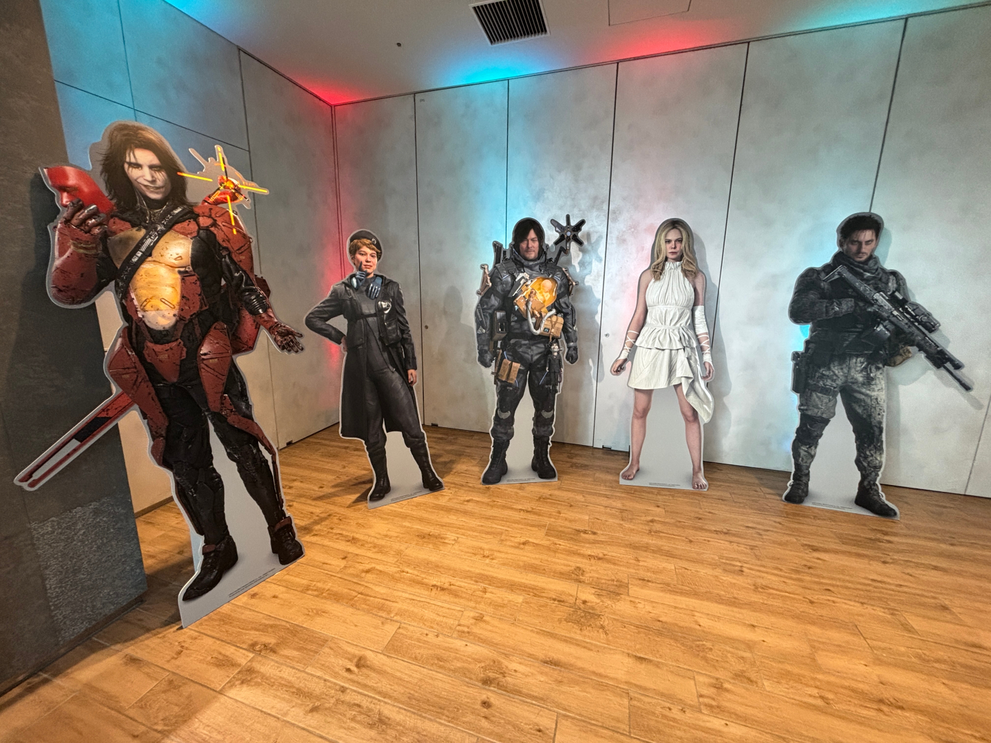 会場にはこれまでに公開されたビジュアルやキャラクターのパネルなどが置かれていた