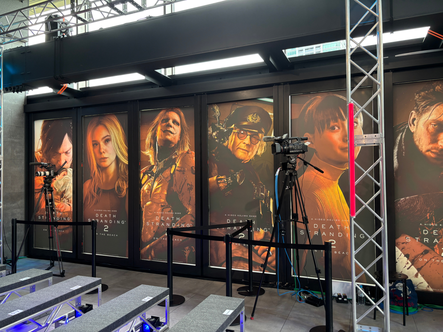 会場にはこれまでに公開されたビジュアルやキャラクターのパネルなどが置かれていた