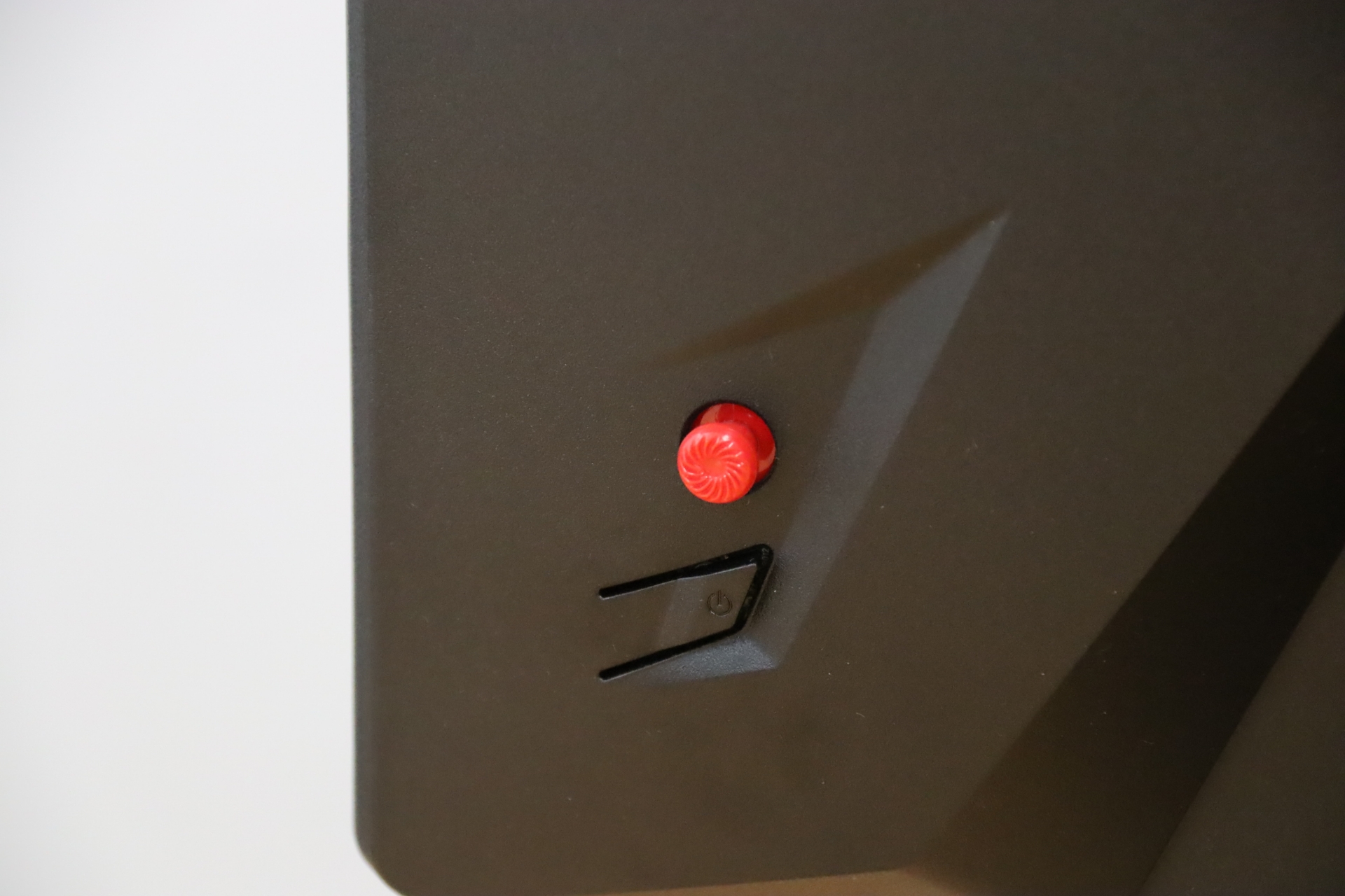 背面にある赤いボタンのようなものがNaviキーだ