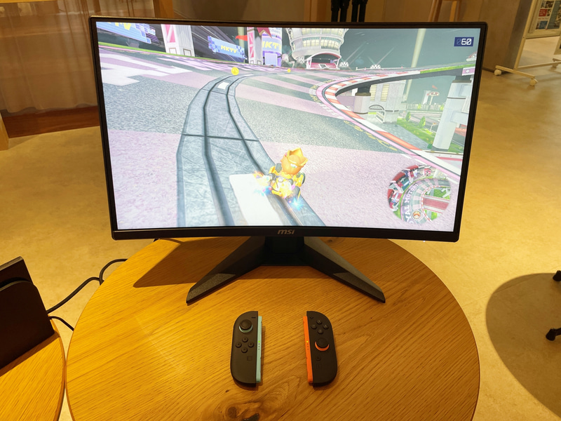 このくらいの距離感で、目線をモニターの正面に合わせるようにすると、レースの迫力をより良く感じられる。没入度合いは確かに変わる