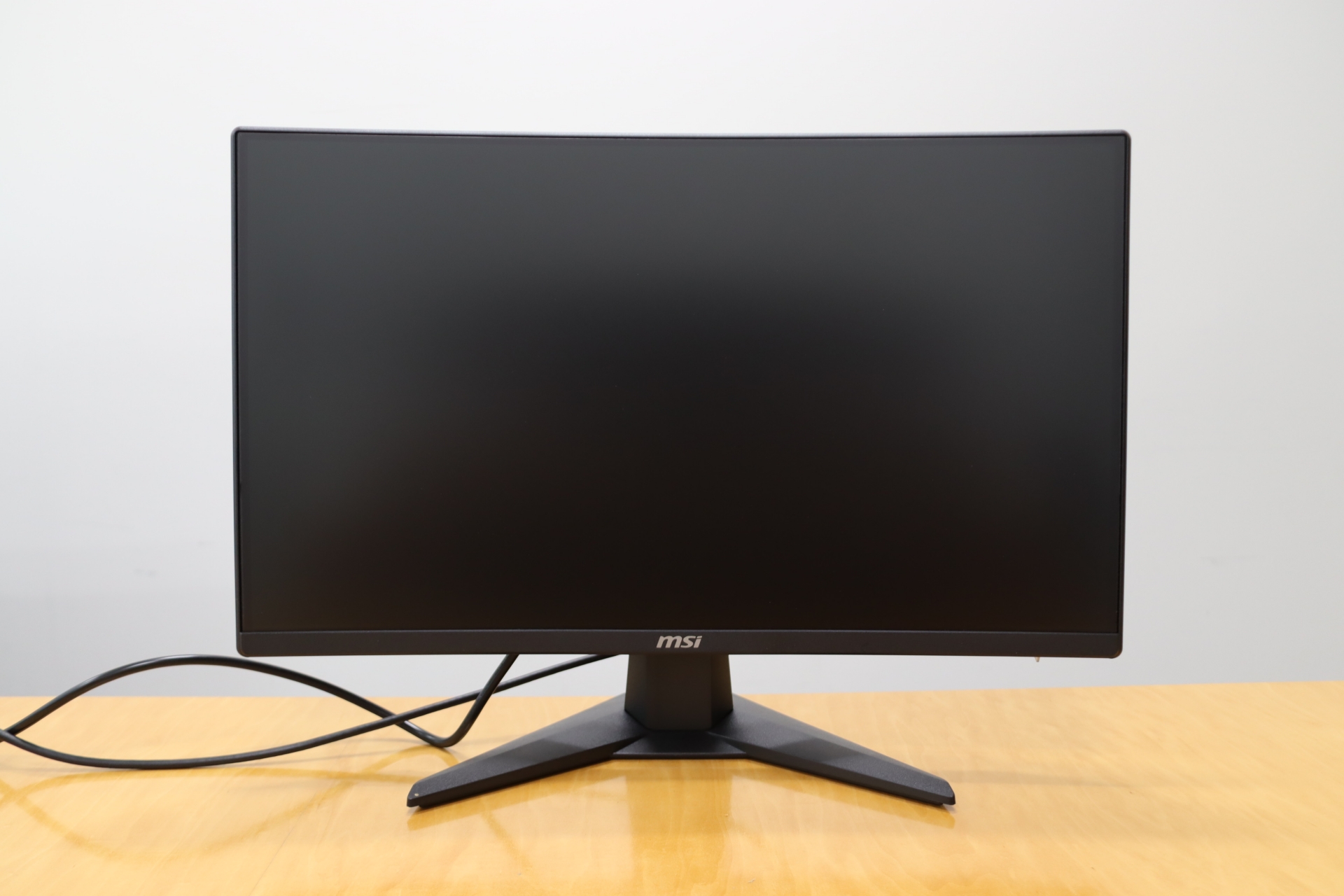 MSIの「MAG 242C」。24インチフルHDでリフレッシュレートは180Hzまで対応。湾曲したVA方式の液晶パネルを採用したゲーミングモニター