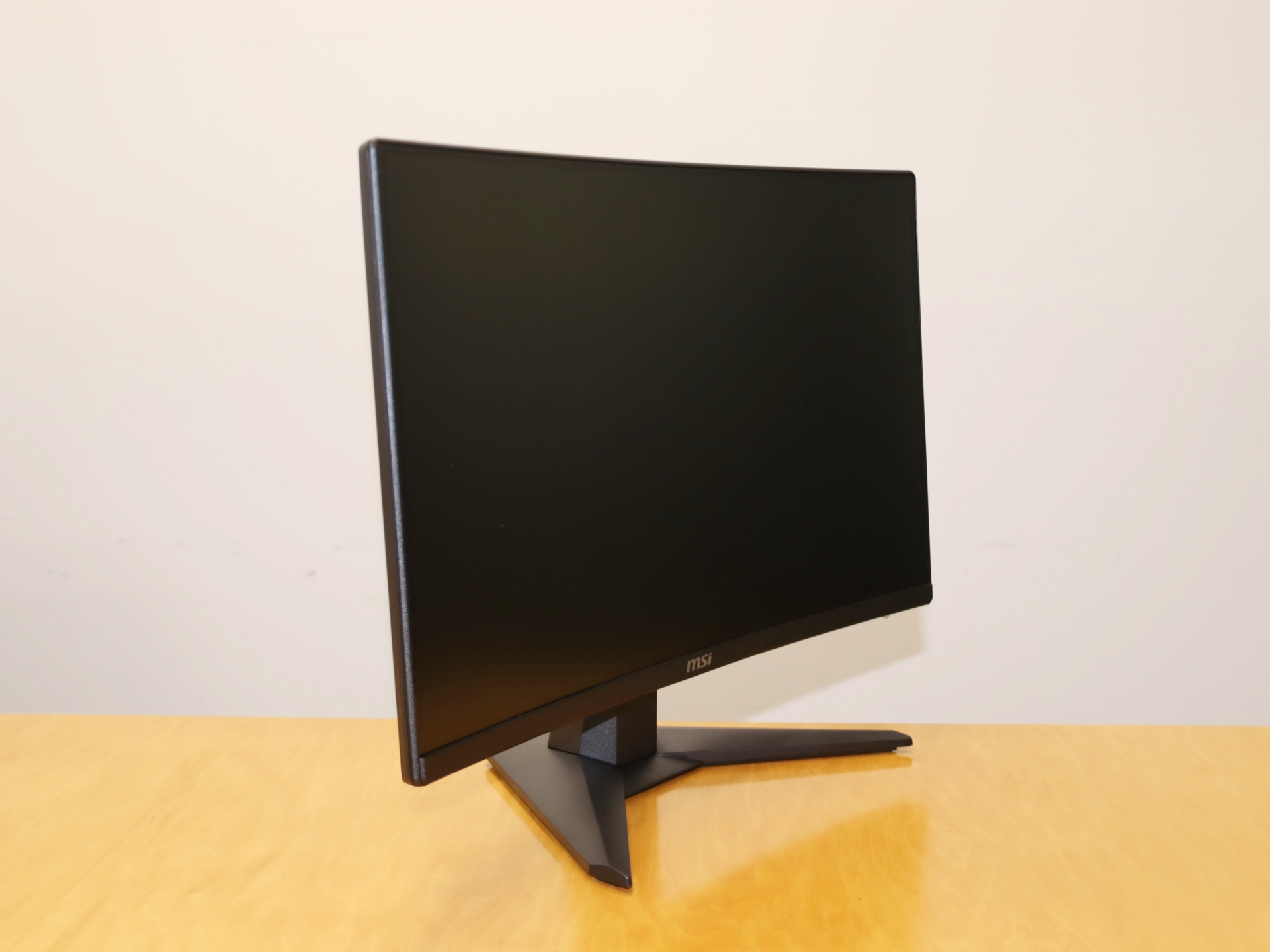 斜めから。湾曲したモニターが特徴だ