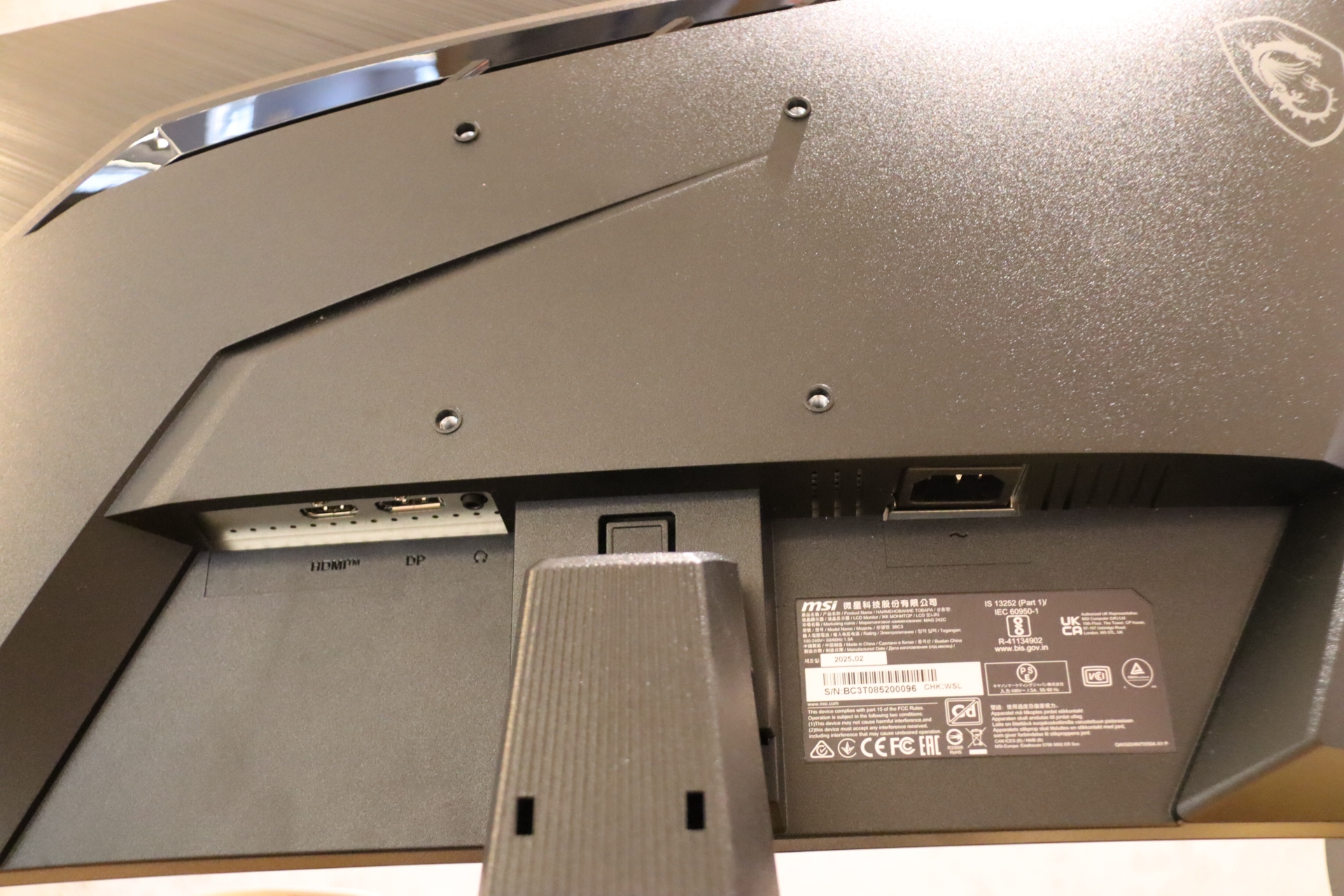 専用のスタンドは本体下部中央に差し込む。スタンドを挟み、向かって左側に入力端子2つとヘッドフォン端子、反対側に電源ジャックがある。電源はACアダプター形式ではなく、電源コードを本体に直接差し込む方式。邪魔なアダプターがないのがいい