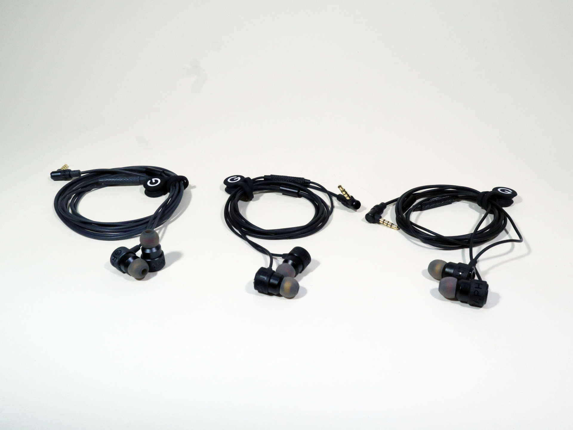 同社イヤホン製品「GRAPHT THE STANDARD」(右)と格闘ゲーム「スト6」特化の「GRAPHT THE DRIVE IMPACT」(中)も用意し、3種類のイヤホンで音声の検証を行う