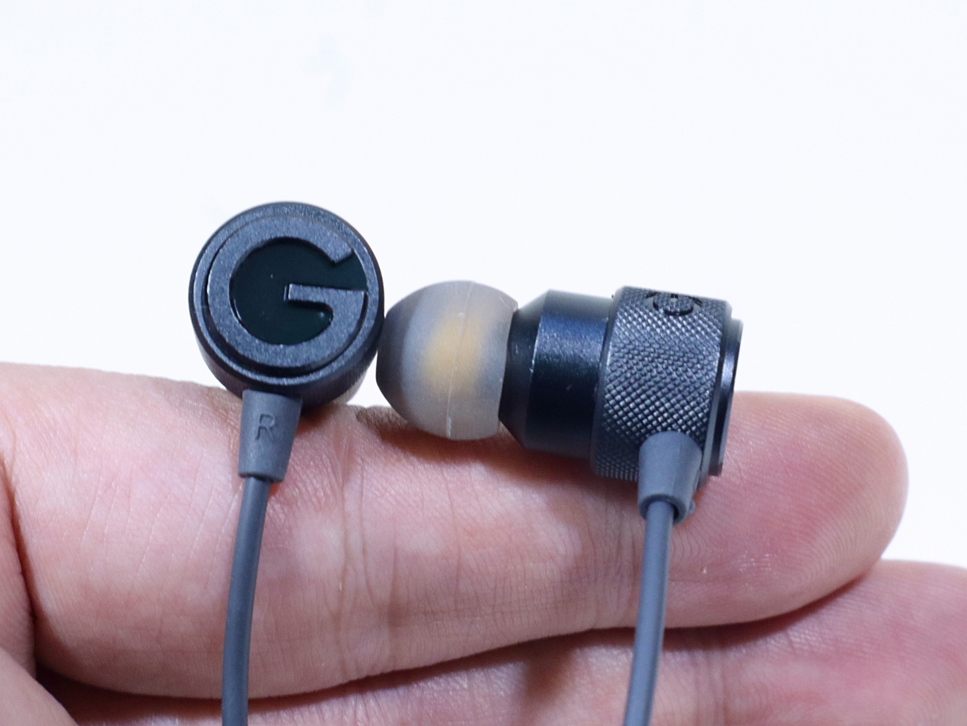 デュアルダイナミックドライバーを採用する「GRAPHT THE SHOOTER」。ハウジング部はアルミニウム切削パーツ採用のガンメタル塗装。「G」のロゴも切削加工されておりビジュアルもクール