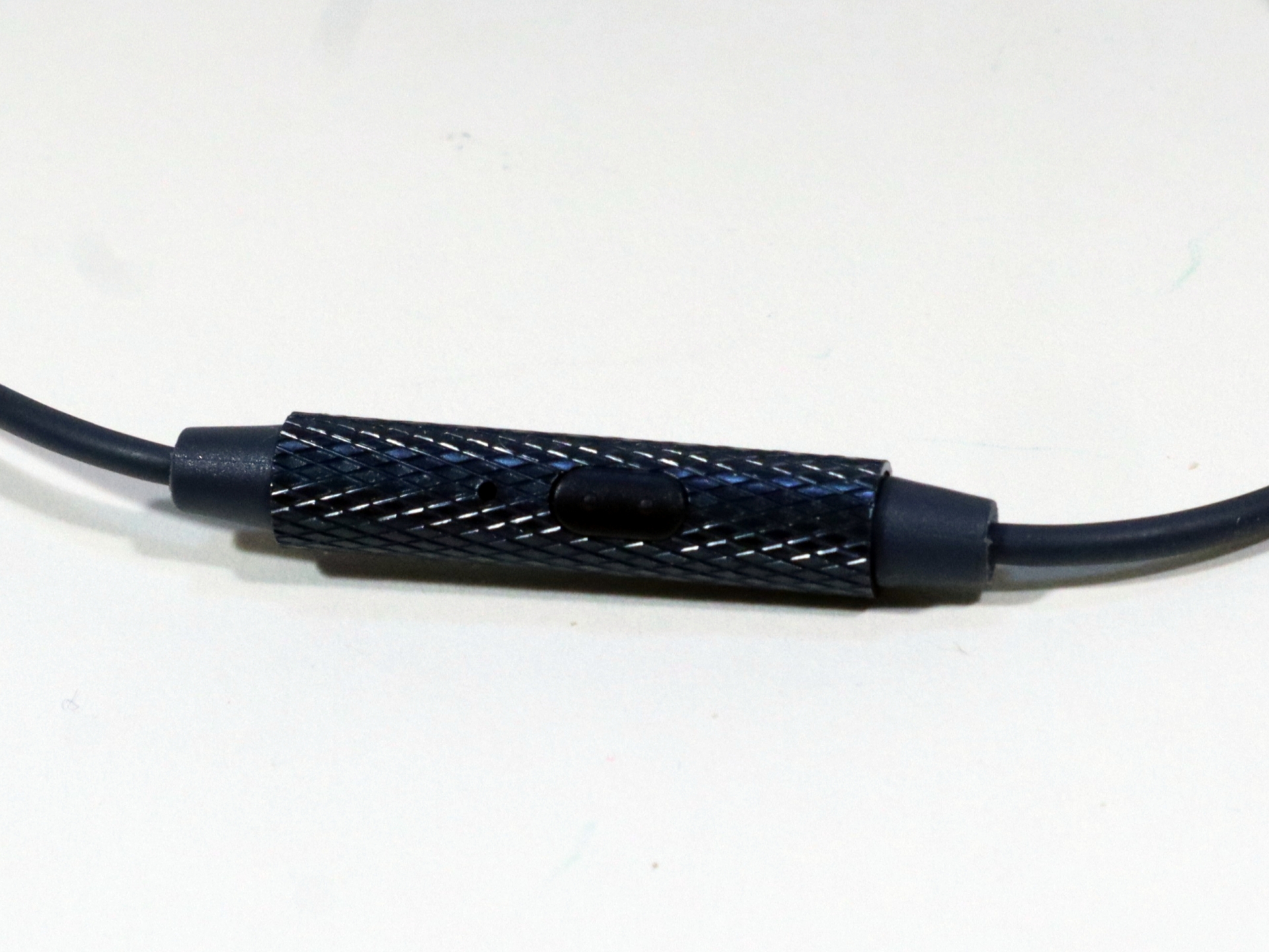 右イヤホンコードの途中にはマイク＆コントローラを備える