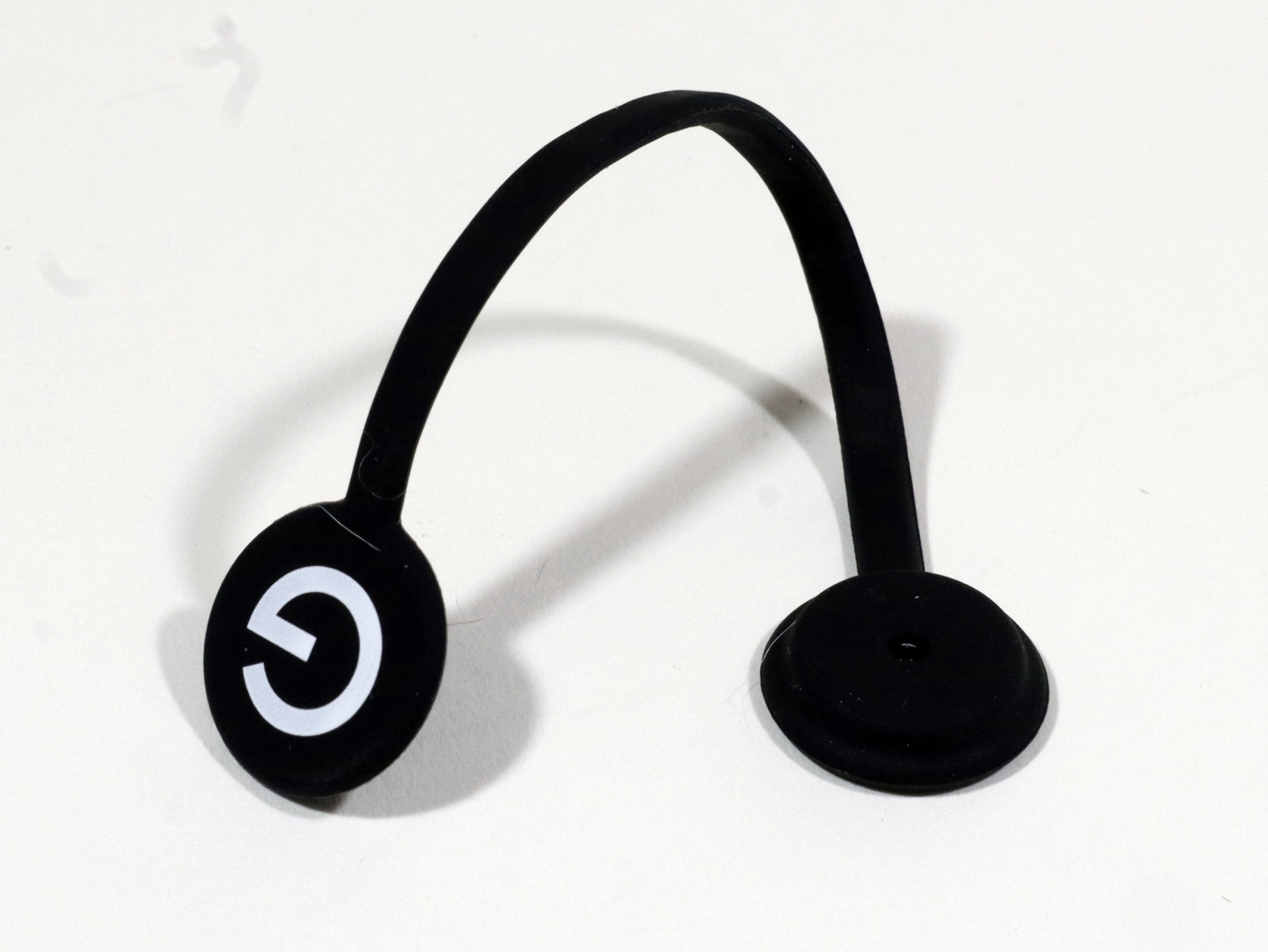 付属のケーブルクリップはゴム製で「G」のロゴの部分にマグネットが内蔵されており、強力に張り付くのでかなり使いやすい