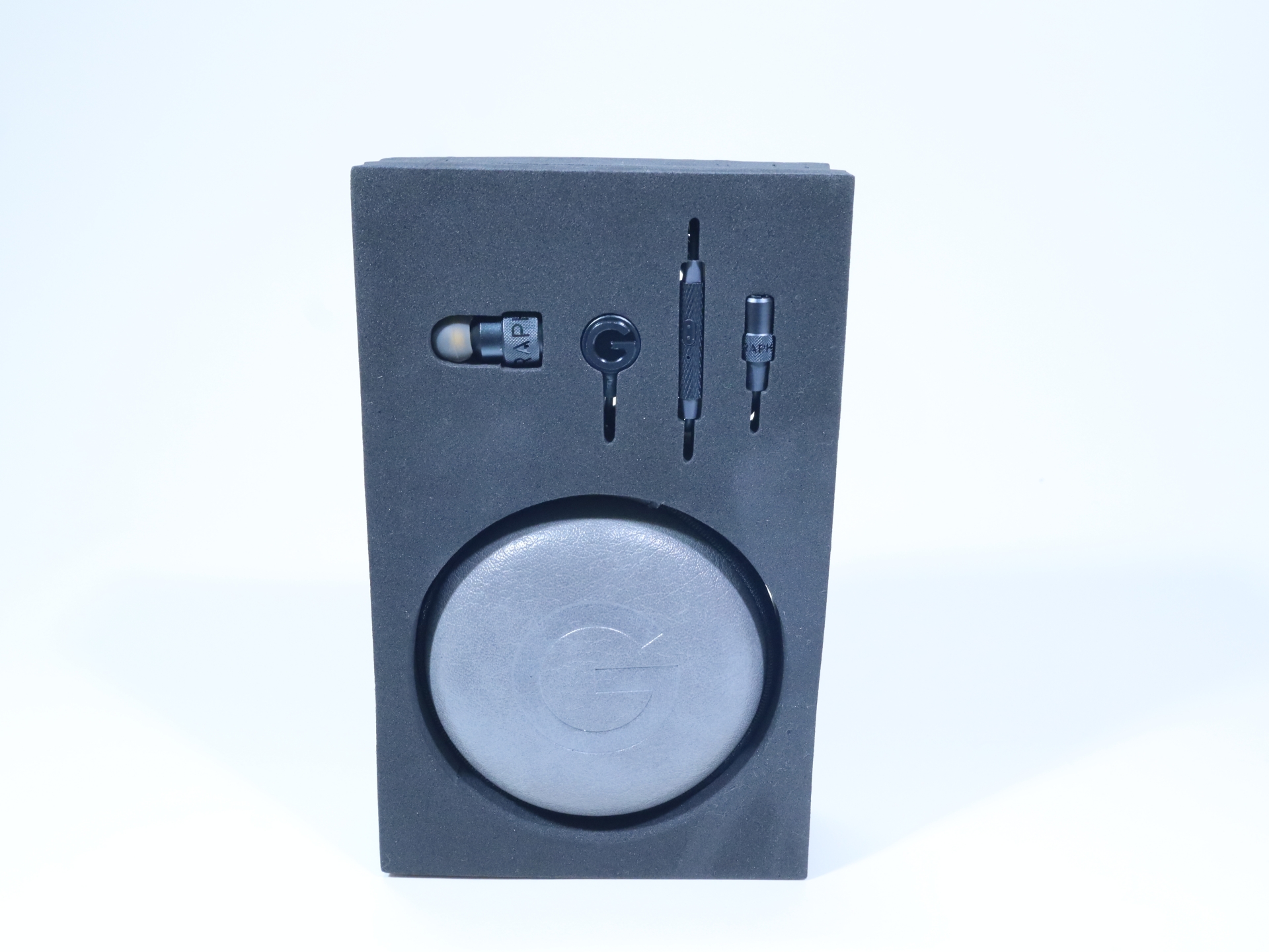 箱の中には同じサイズの硬質スポンジが封入されており、イヤホンなどをしっかりと保護している