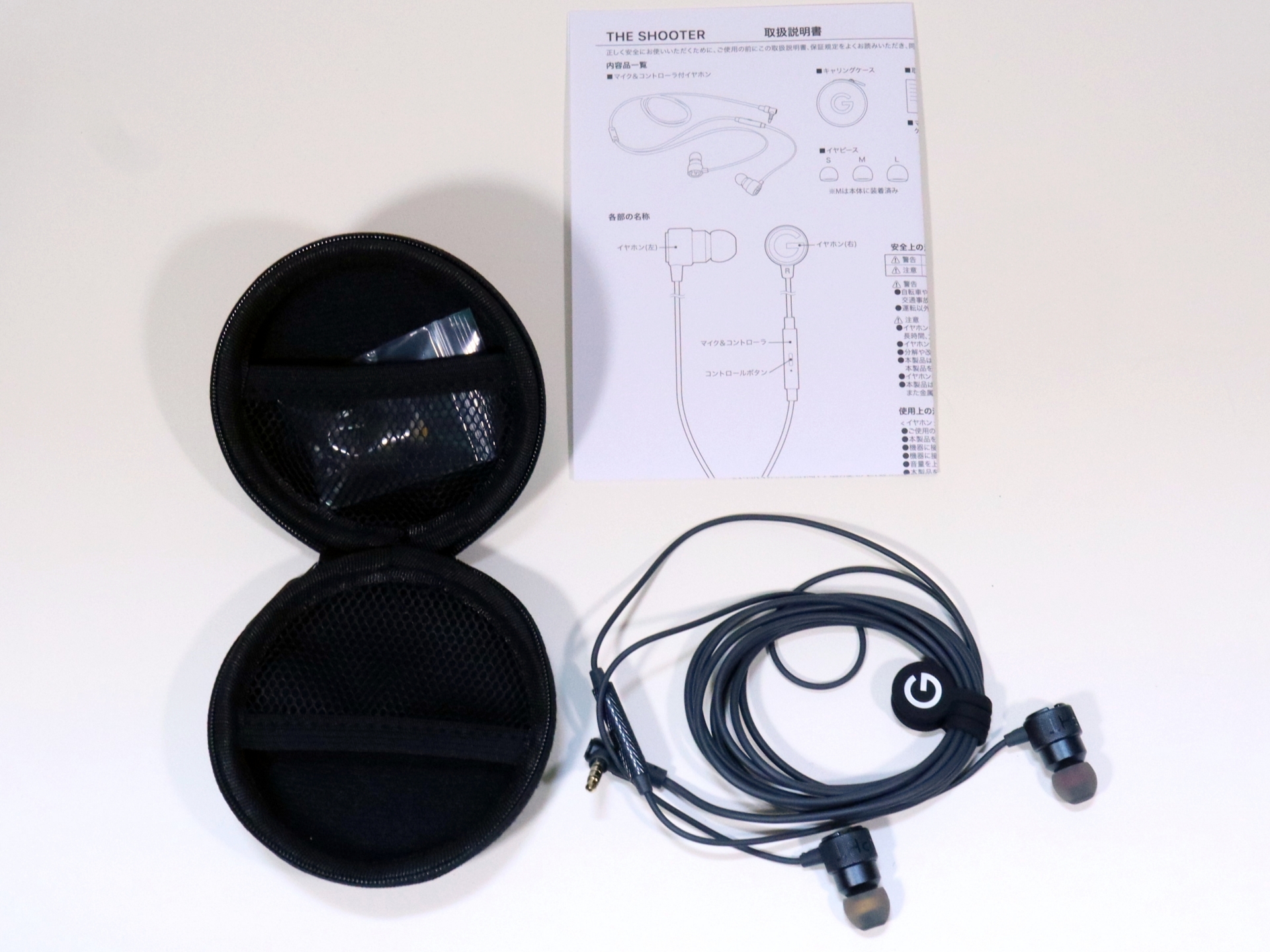 付属品はセミハードのキャリングケースと紙のマニュアル、サイズ別のイヤーピースはキャリングケース内に収められている