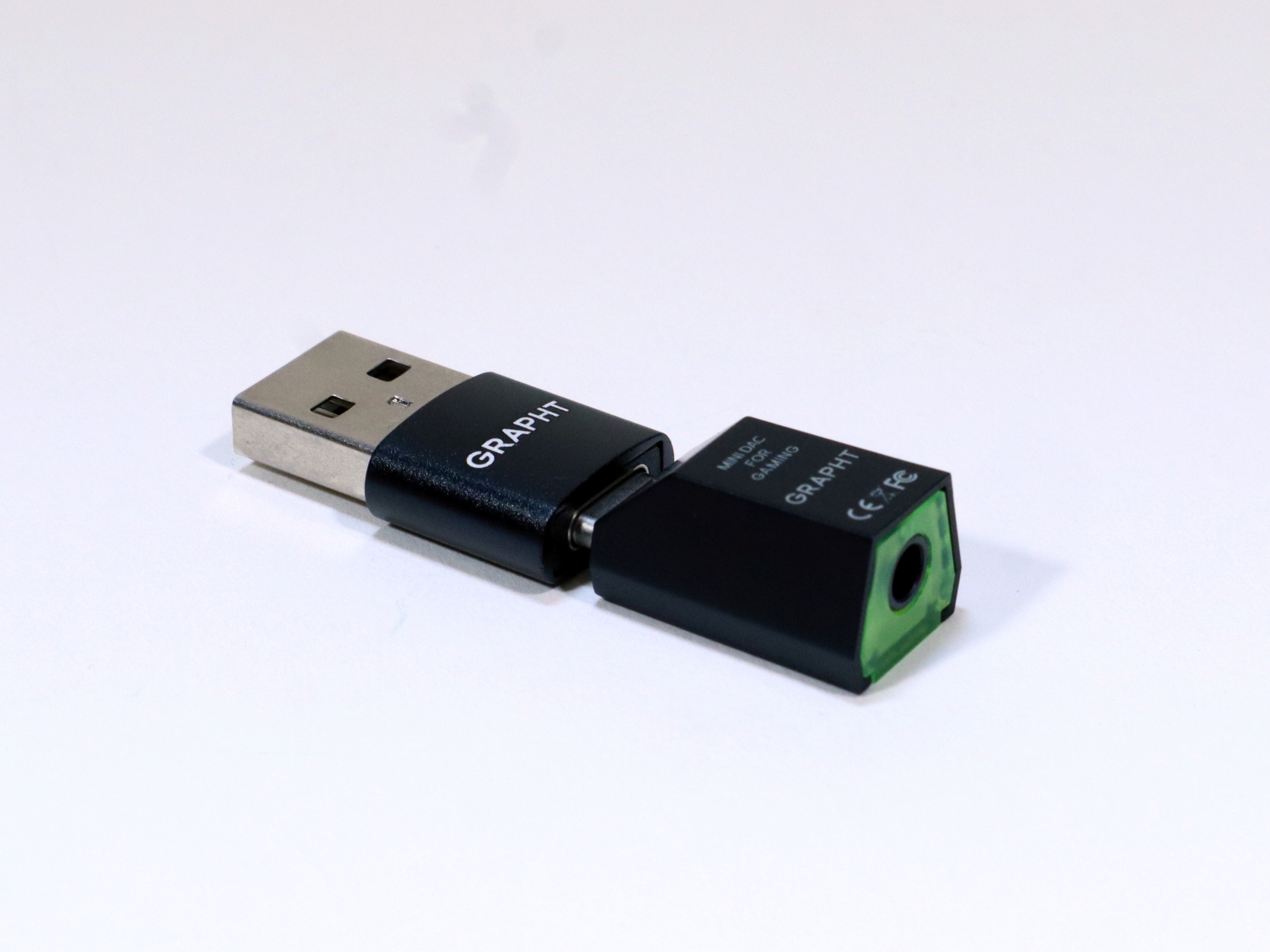 USB Type-A変換コネクタが付属するので、USB Type-Aで接続したい人も問題ナシ