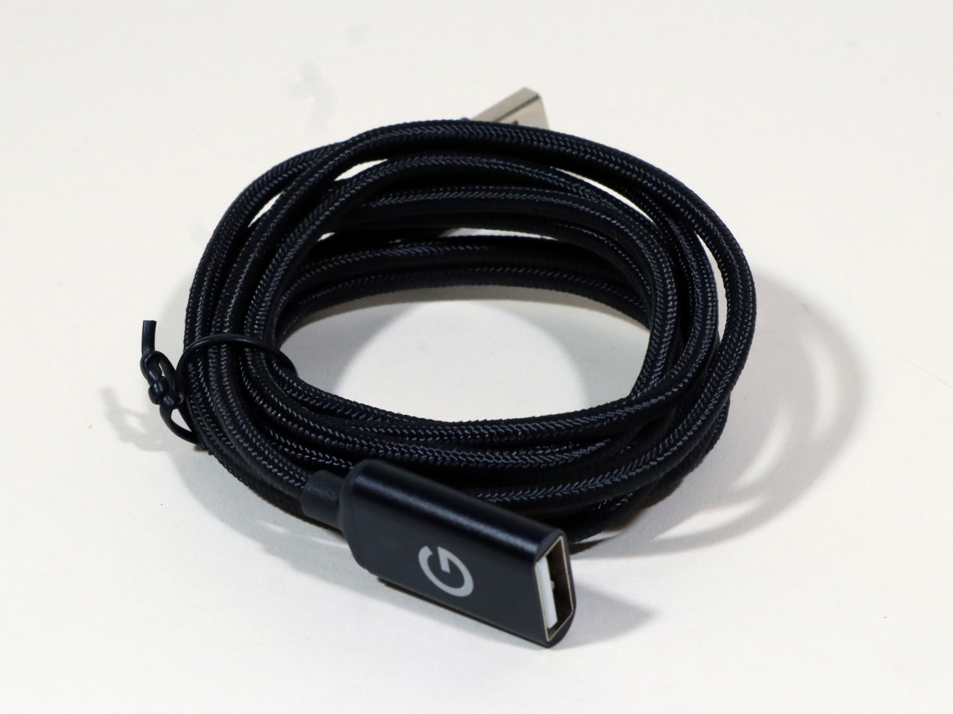 長さ2mの延長布巻きケーブルが付属するので、デスクトップのゲーミングPCなどと接続した場合でも手元までDACを引っ張って来られるのがありがたい