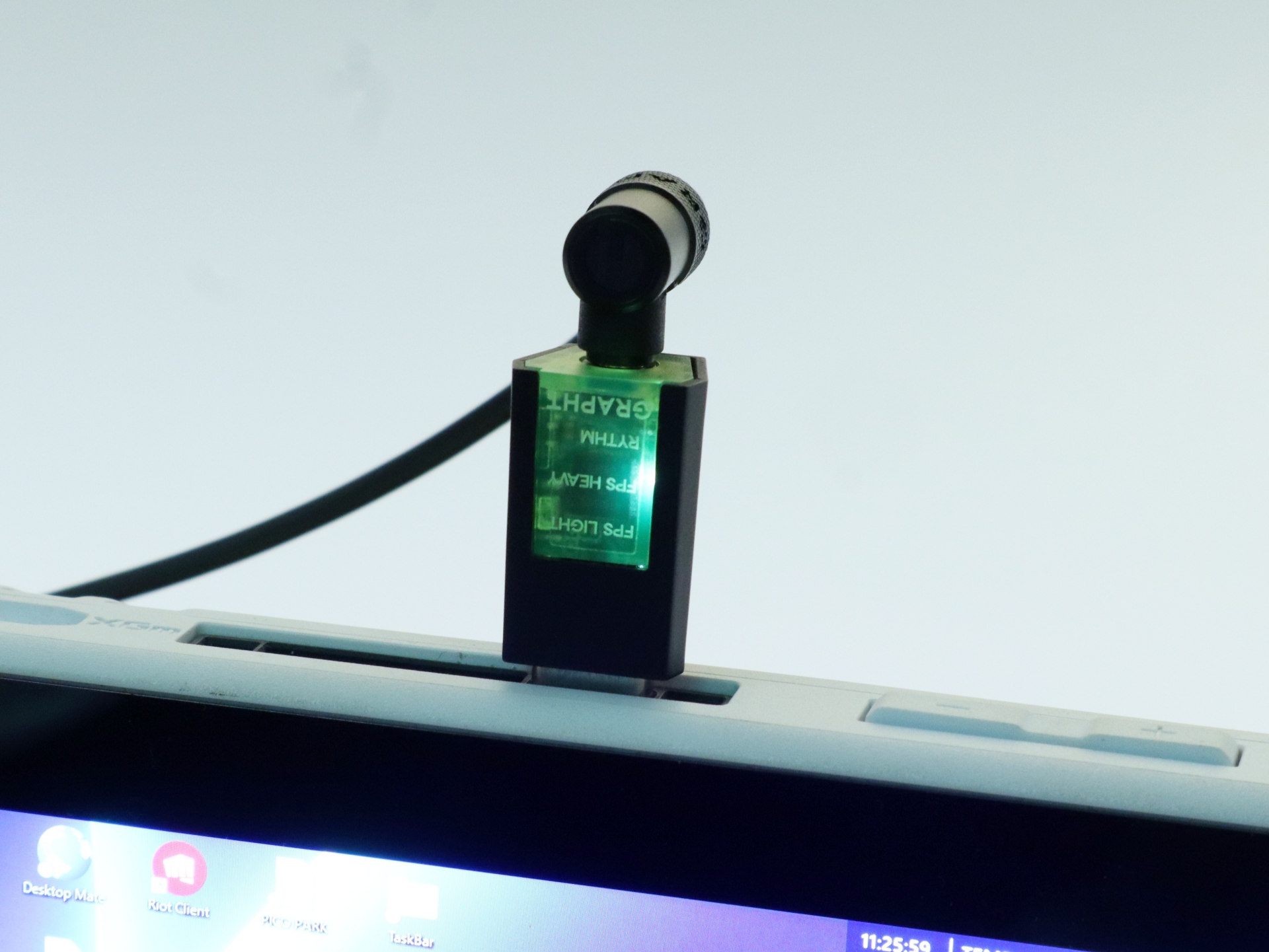 本体底面部の緑色の部分はスイッチになっており、押す事でプリセットのイコライザーを変更できる