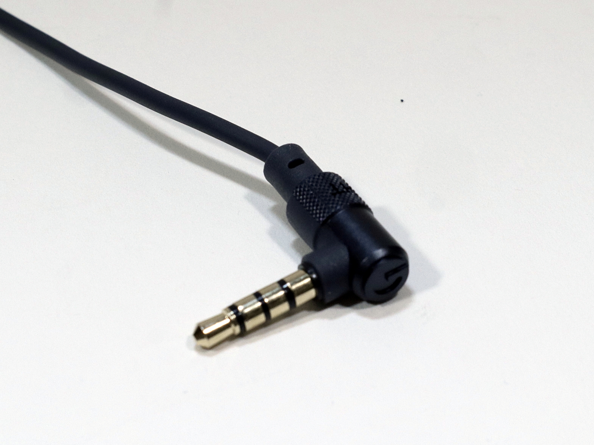 3.5mmの4極L型ステレオミニプラグを採用。ストレートじゃないのでデスクトップのゲーミングPCなど奥まった場所に設置されている場所であっても接続しやすい