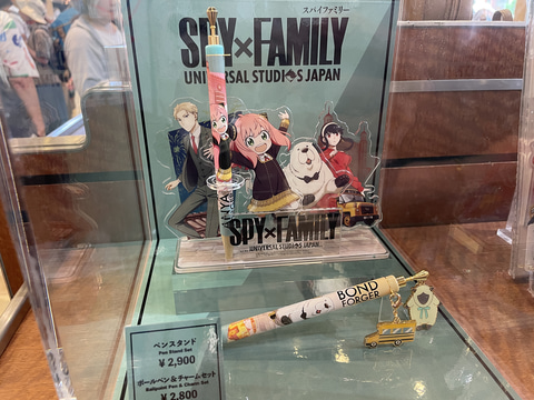 ユニバーサル・スタジオ・ジャパン「SPY×FAMILY」グッズを来場者