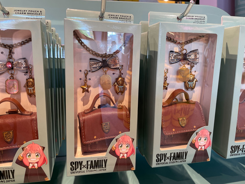 ユニバーサル・スタジオ・ジャパン「SPY×FAMILY」グッズを来場者