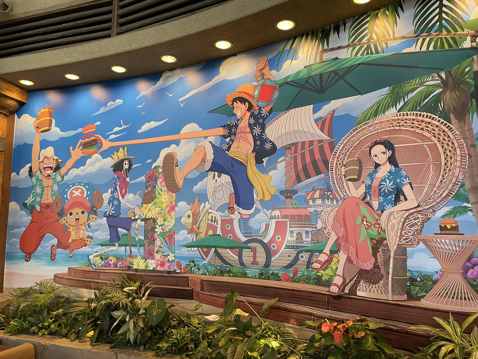 剣士ゾロの抹茶氷 ～小豆＆わらび餅～（左）、ジンベエの渦潮ソーダ ～ライム＆オレンジ～（右）