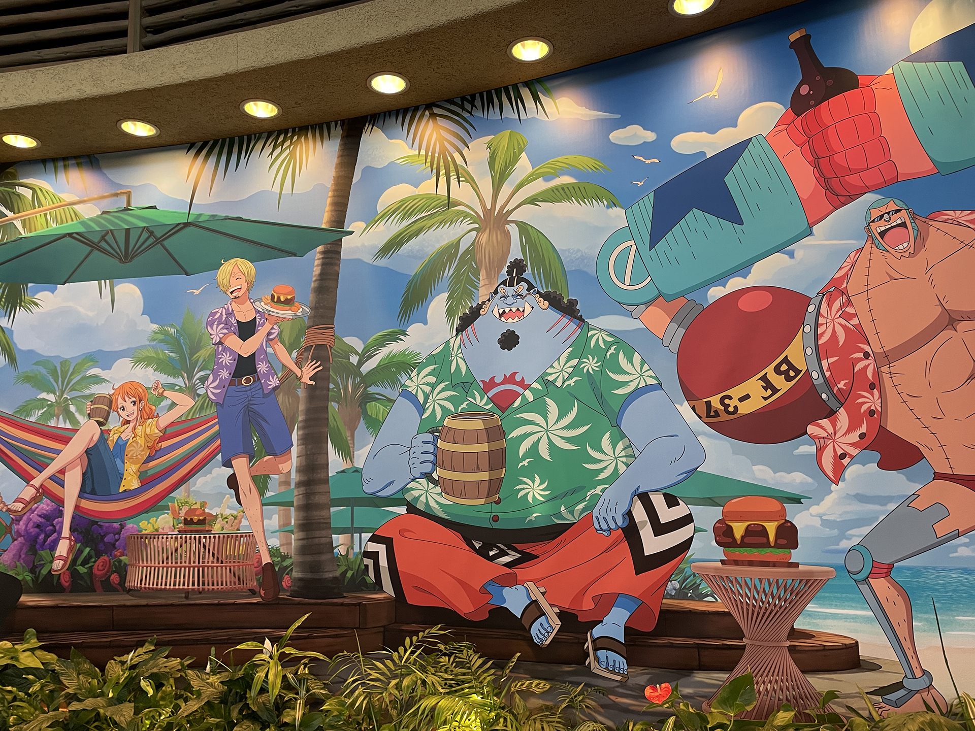 剣士ゾロの抹茶氷 ～小豆＆わらび餅～（左）、ジンベエの渦潮ソーダ ～ライム＆オレンジ～（右）