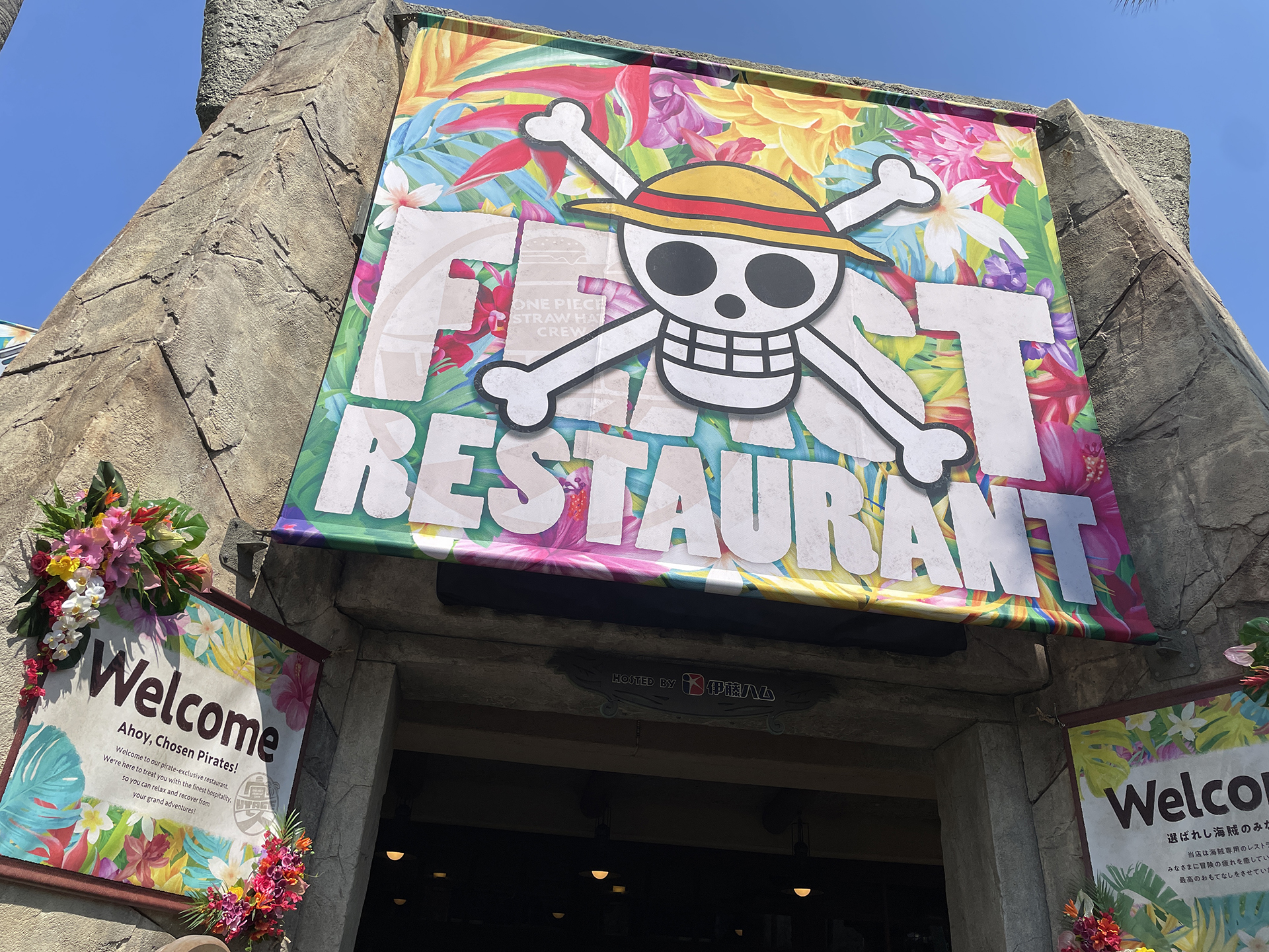 剣士ゾロの抹茶氷 ～小豆＆わらび餅～（左）、ジンベエの渦潮ソーダ ～ライム＆オレンジ～（右）