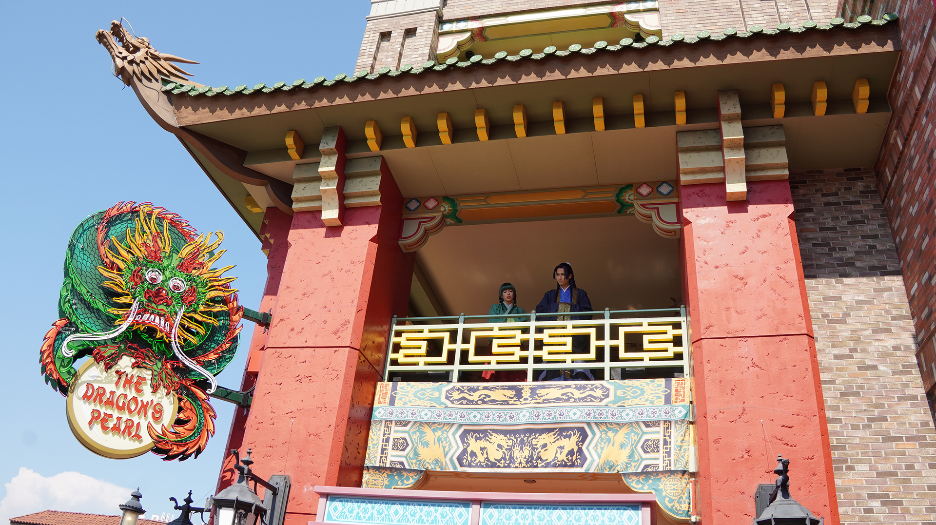 大勢が見上げる楼上で猫猫と壬氏の掛け合いが行なわれる