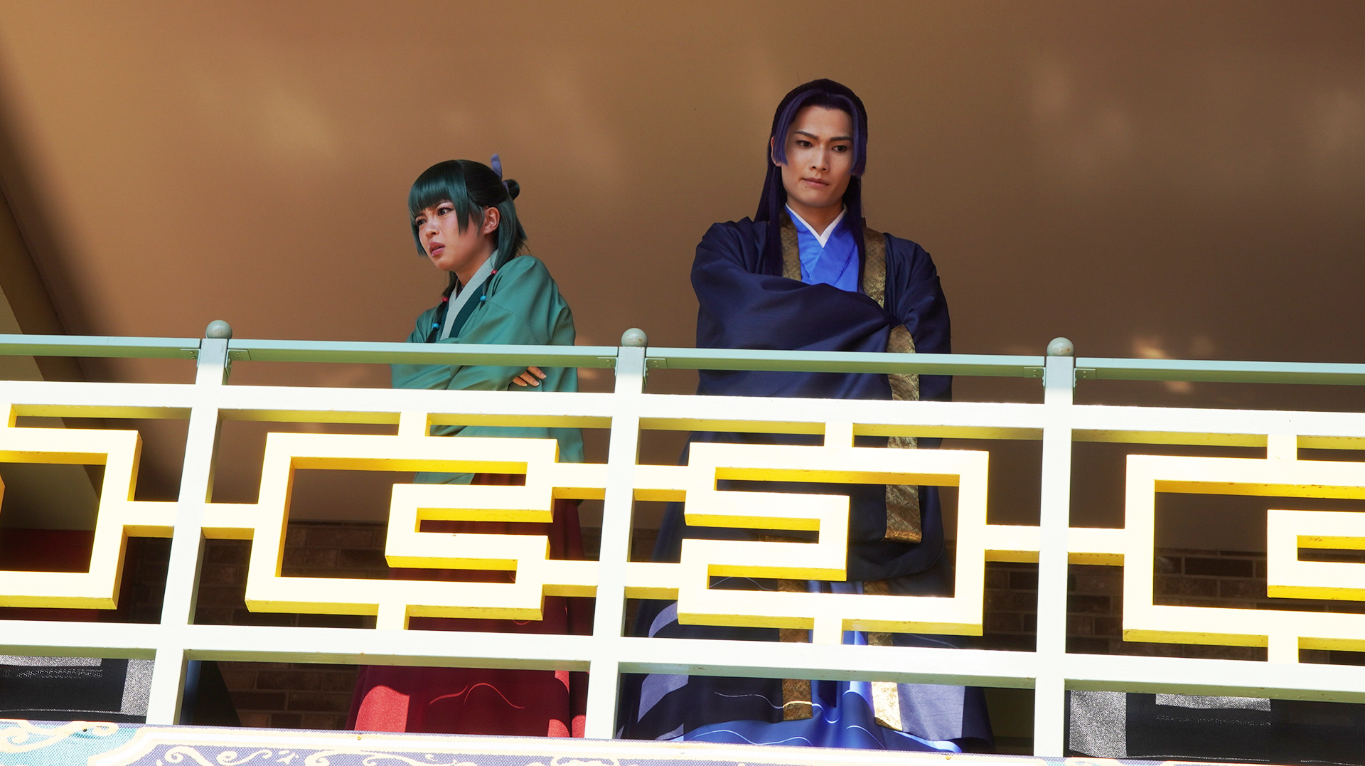 大勢が見上げる楼上で猫猫と壬氏の掛け合いが行なわれる