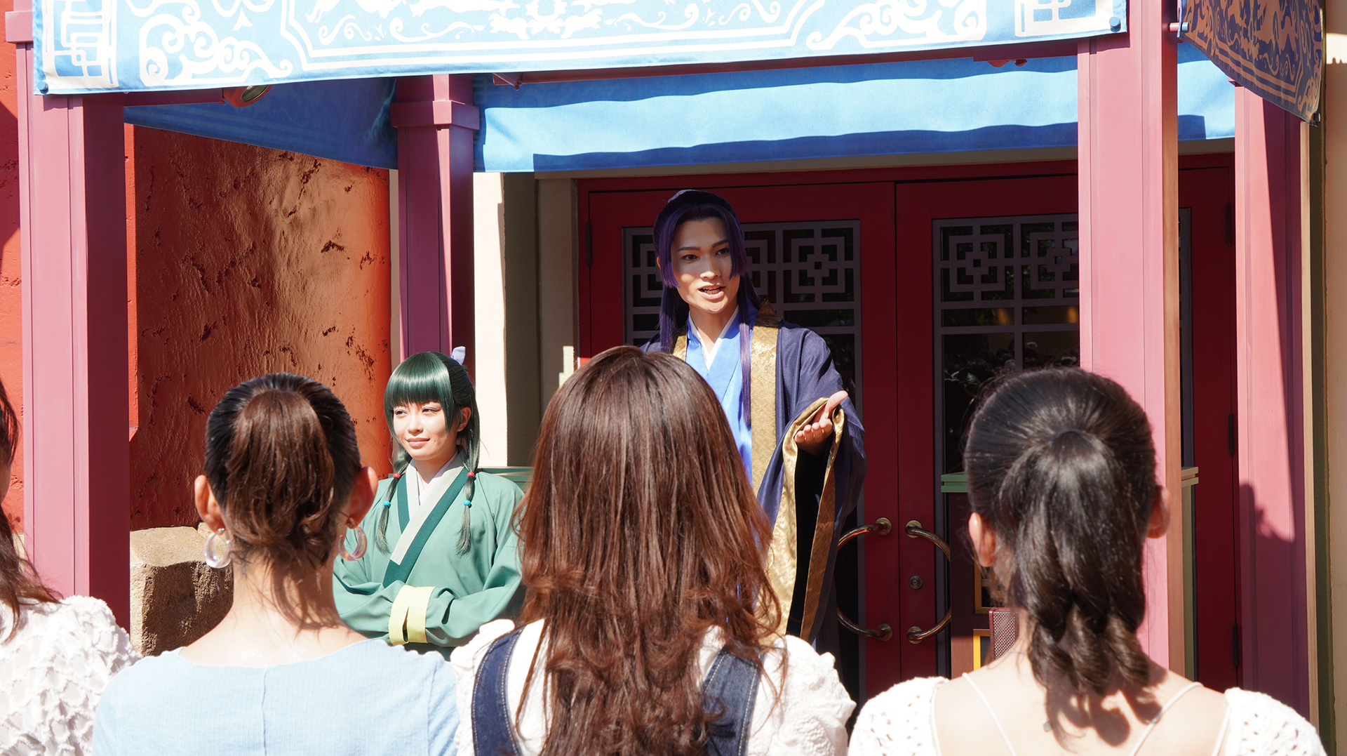 壬氏からしおりを手渡しでもらえる。傍らには猫猫も