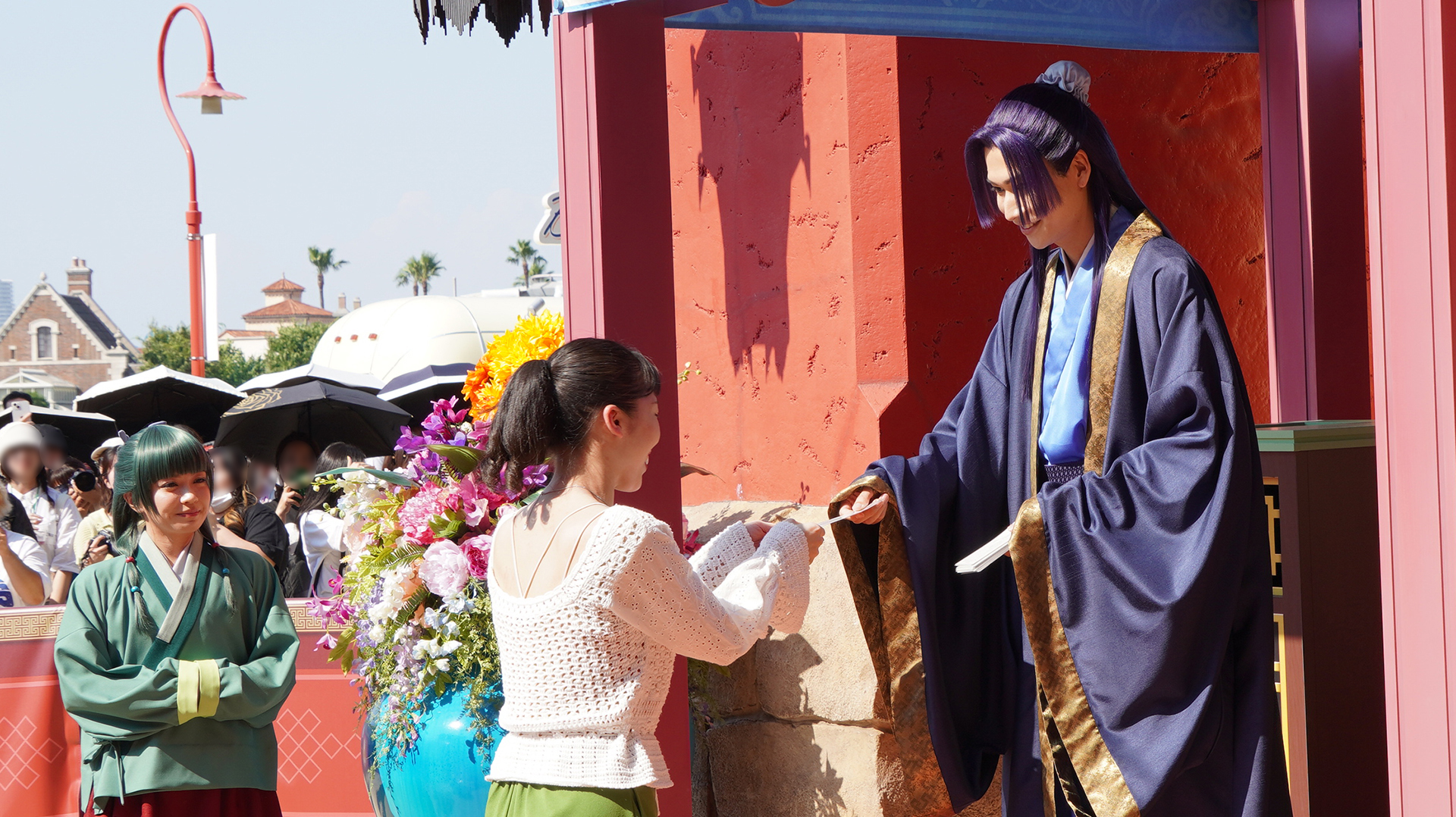 壬氏からしおりを手渡しでもらえる。傍らには猫猫も