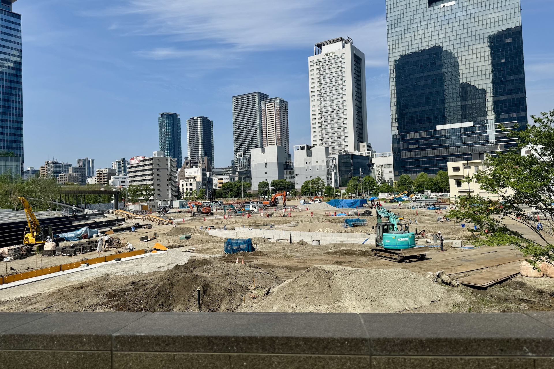 大阪駅周辺はまさに再開発中。シリーズ最新作「Pokemon LEGENDS Z-A」の世界を冒険している気分を味わえる