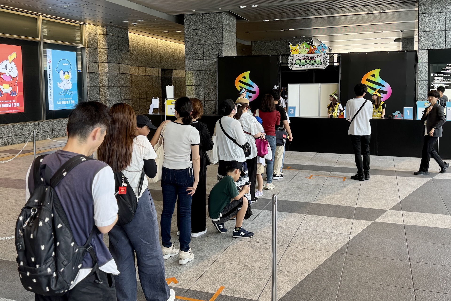 オープン前には既に行列が