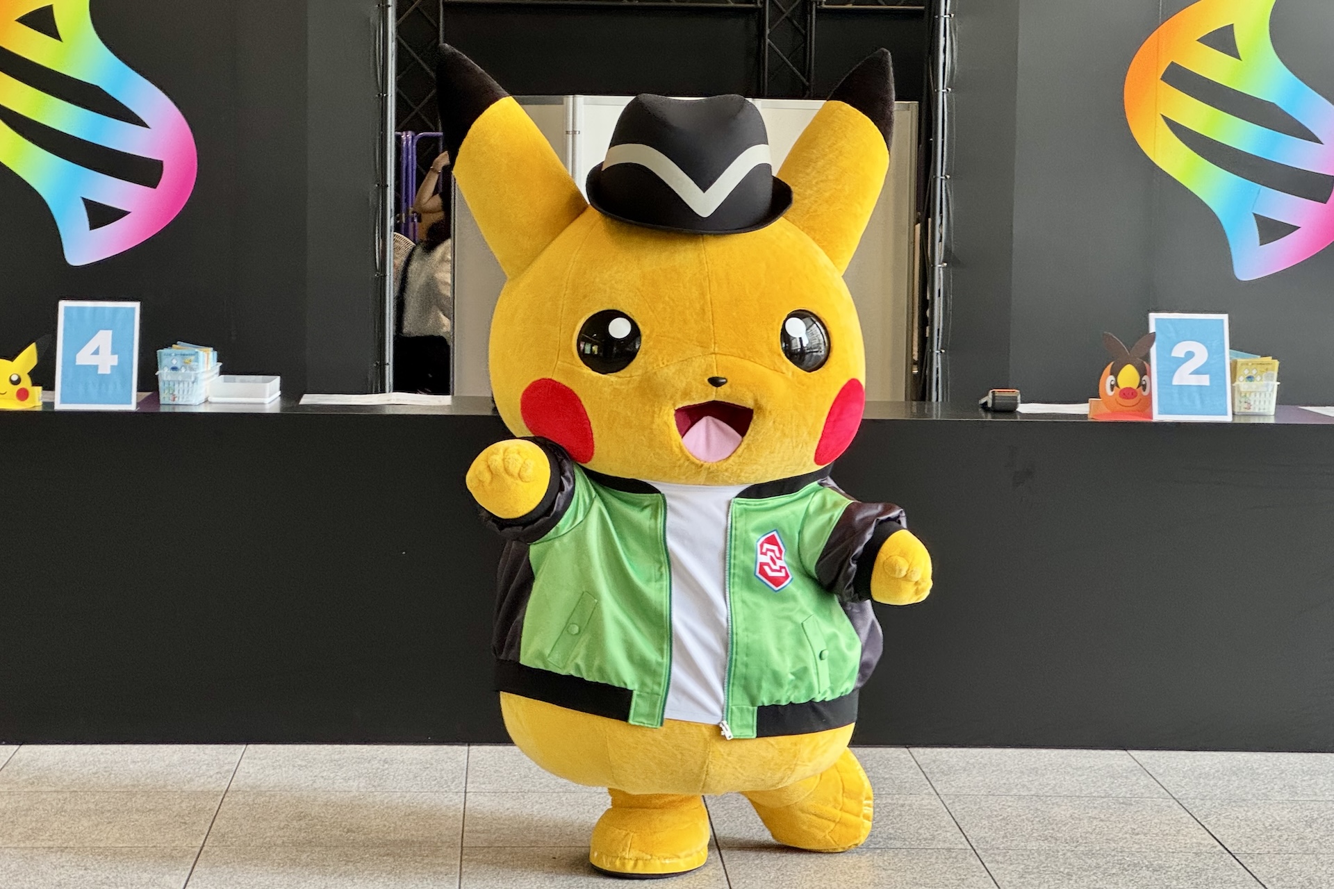 オープン時になんとピカチュウがサプライズ登場！ これにはお客さんも大喜び。気さくに写真撮影に応じてくれた