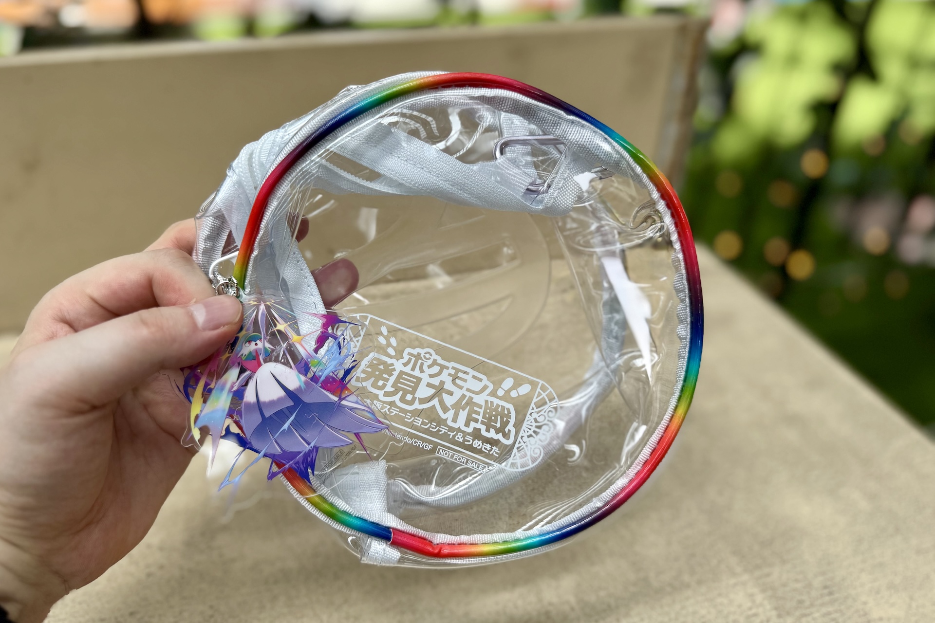 謎解きをクリアすると貰える「メガシンボルのクリアポーチ+アクリルチャーム」。かっこいい！