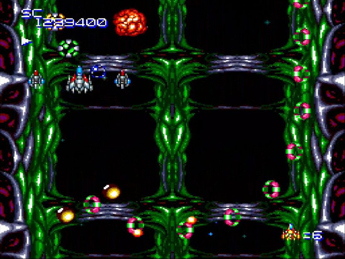 点滅するクリスタル、またはショットが最強状態で同じ色のクリスタルを取るとスーパーボムが発動する