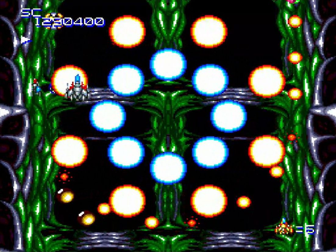 点滅するクリスタル、またはショットが最強状態で同じ色のクリスタルを取るとスーパーボムが発動する