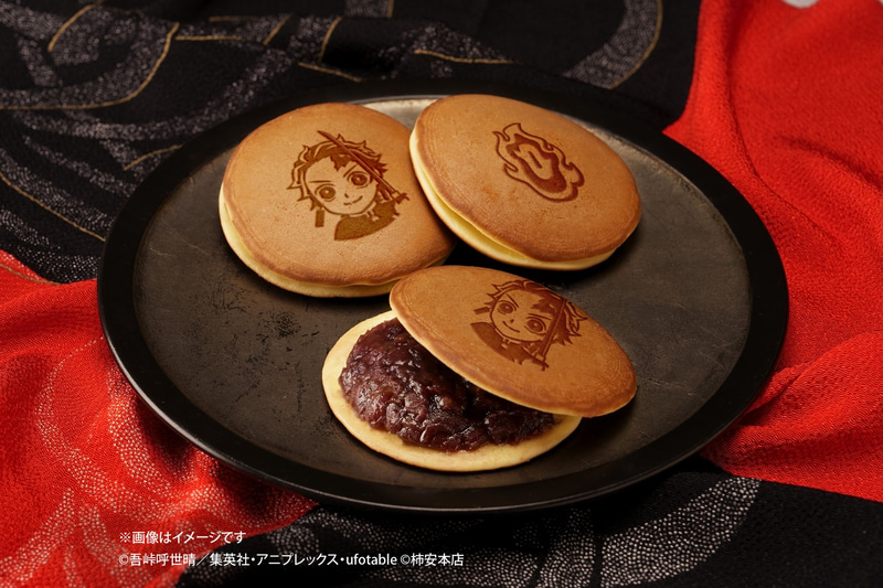 （左上）主人公「竈門炭治郎（かまどたんじろう）」の笑顔バージョン、（右上）炭治郎が炎柱・煉獄杏寿郎から受け継いだ鍔バージョン