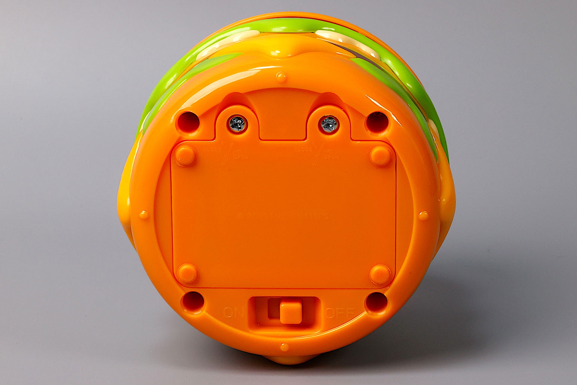 底面部分に電池用のフタとスイッチが配置されている