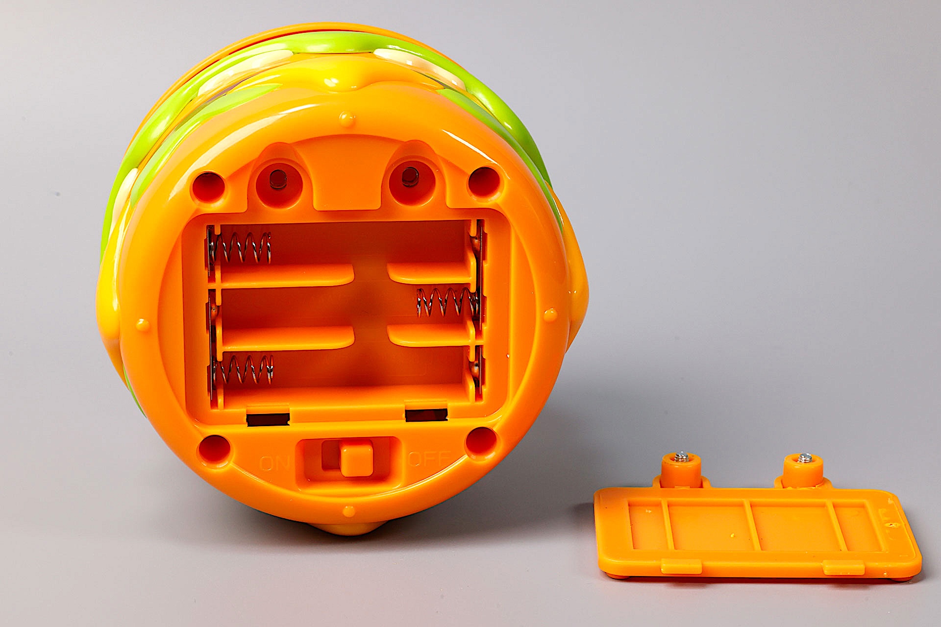 電池のフタを開けたところ。単4電池3本が入れられるようになっている